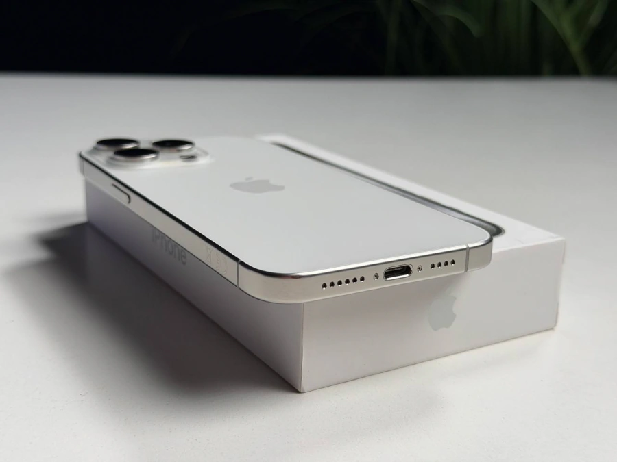 ВЖИВАНИЙ Б/У Apple iPhone 15 Pro Max 256GB White Titanium (MU783) - Стан: гарний | Акумулятор: 89% | Комплектація: повний | Гарантія: 3 міс.