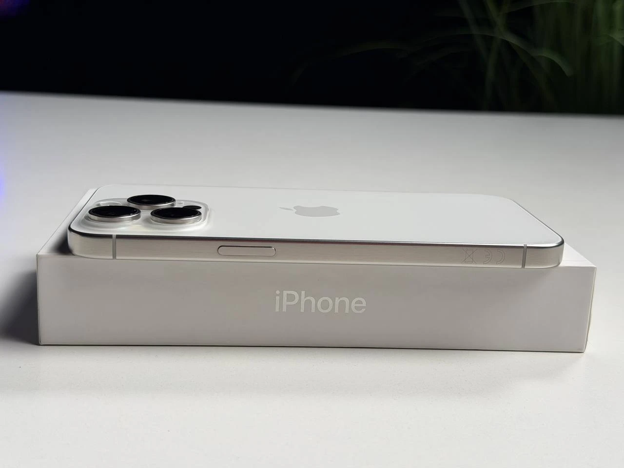 ВЖИВАНИЙ Б/У Apple iPhone 15 Pro Max 256GB White Titanium (MU783) - Стан: гарний | Акумулятор: 89% | Комплектація: повний | Гарантія: 3 міс.