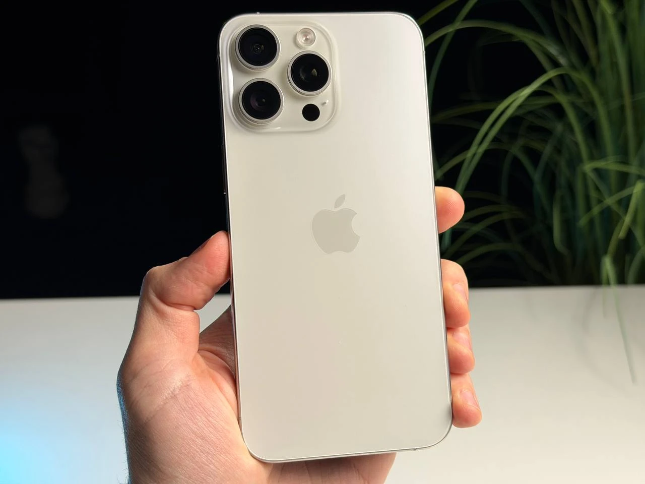 ВЖИВАНИЙ Б/У Apple iPhone 15 Pro Max 256GB White Titanium eSim (MU673) - Состояние: хороший | Аккумулятор: 100% | Комплектация: iPhone, кабель | Гарантия: 3 мес.