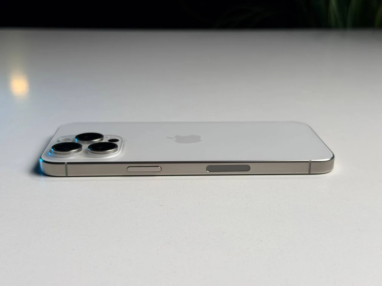 ВЖИВАНИЙ Б/У Apple iPhone 15 Pro Max 256GB White Titanium eSim (MU673) - Состояние: хороший | Аккумулятор: 100% | Комплектация: iPhone, кабель | Гарантия: 3 мес.