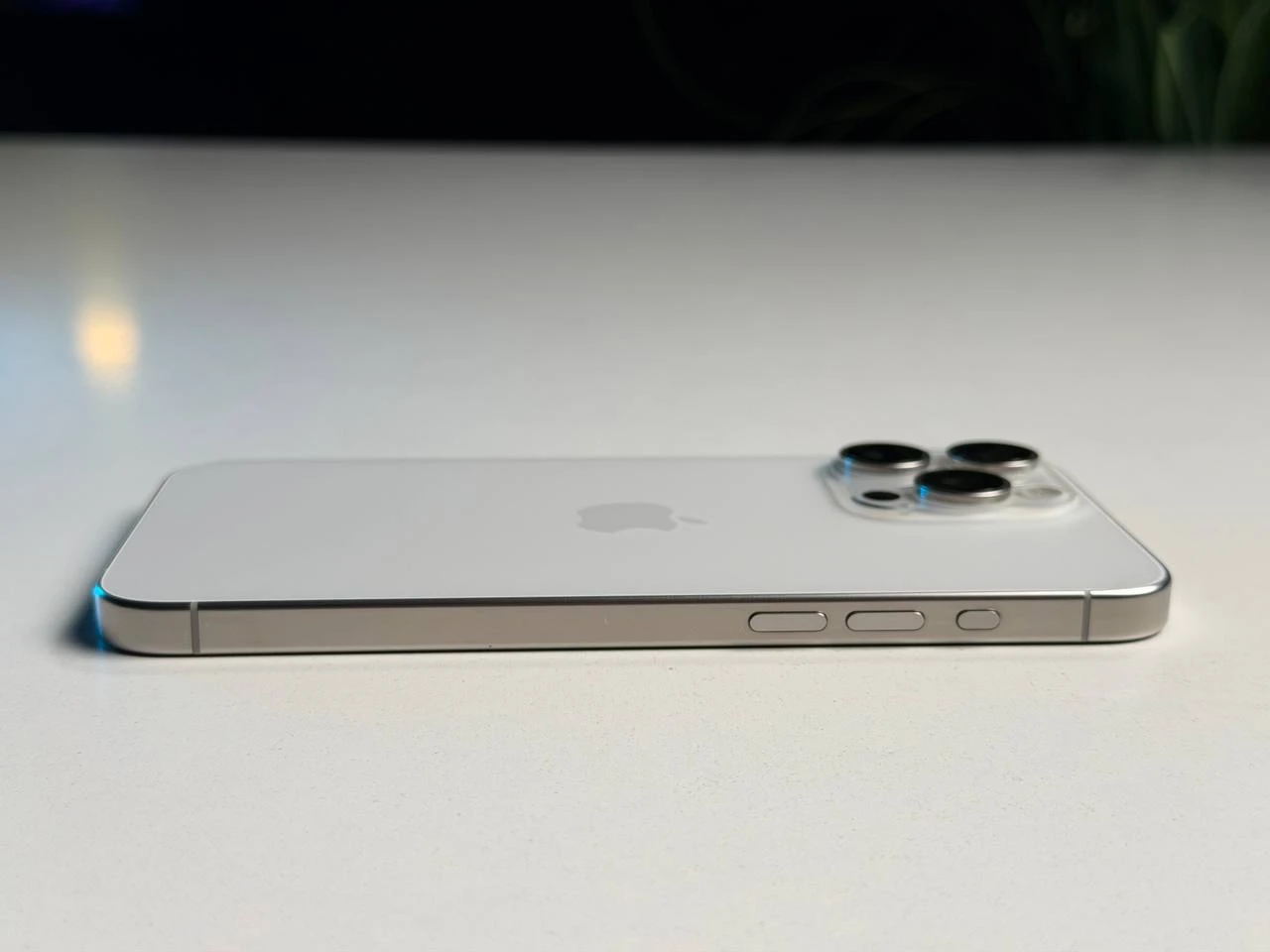 ВЖИВАНИЙ Б/У Apple iPhone 15 Pro Max 256GB White Titanium eSim (MU673) - Состояние: хороший | Аккумулятор: 100% | Комплектация: iPhone, кабель | Гарантия: 3 мес.