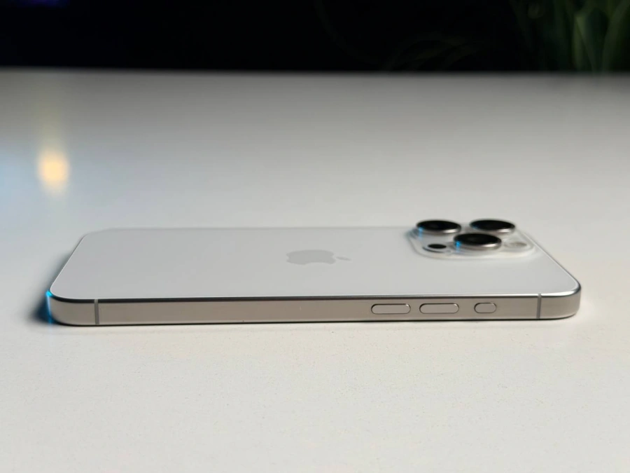 ВЖИВАНИЙ Б/У Apple iPhone 15 Pro Max 256GB White Titanium eSim (MU673) - Состояние: хороший | Аккумулятор: 100% | Комплектация: iPhone, кабель | Гарантия: 3 мес.