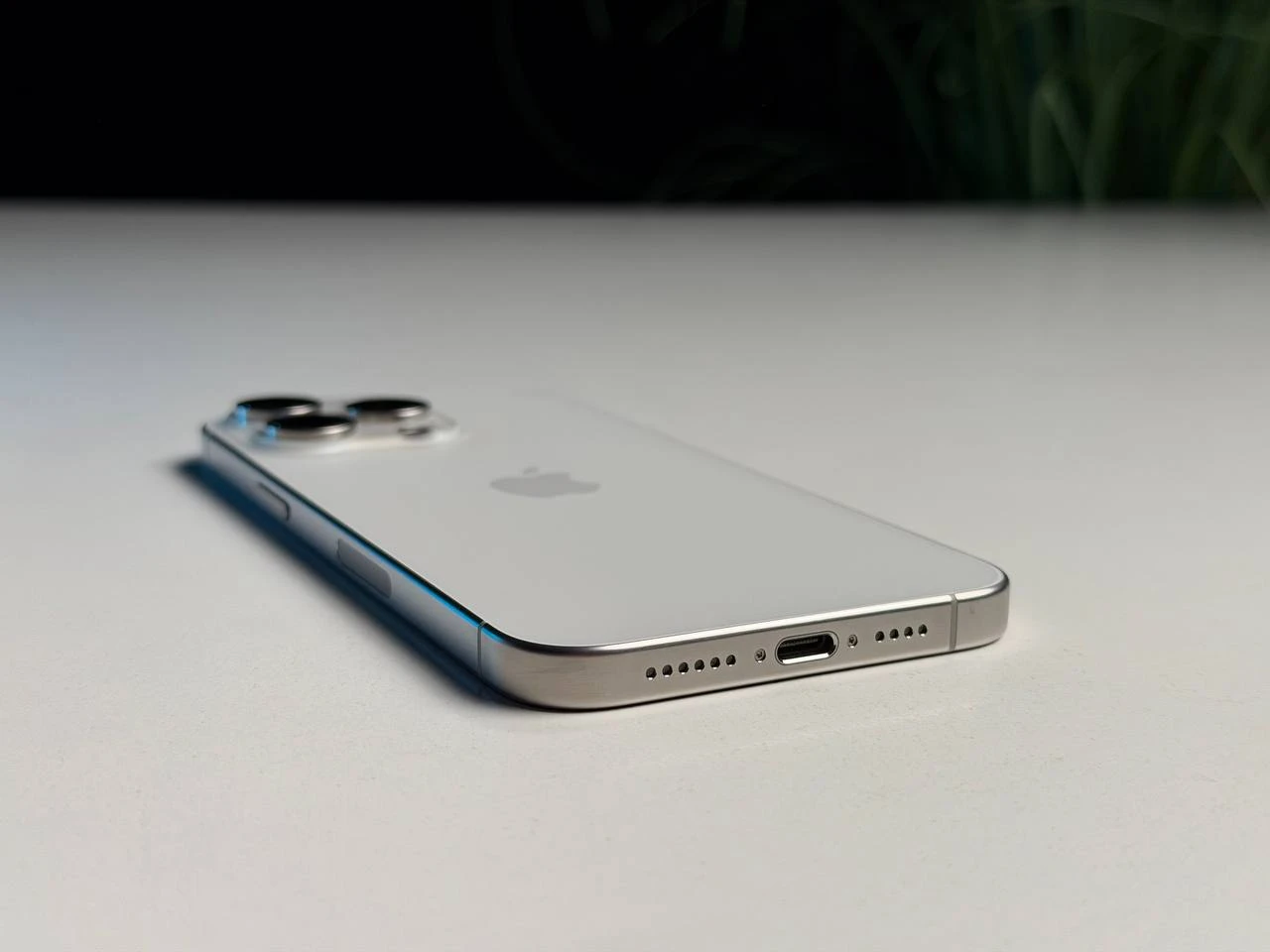 ВЖИВАНИЙ Б/У Apple iPhone 15 Pro Max 256GB White Titanium eSim (MU673) - Состояние: хороший | Аккумулятор: 100% | Комплектация: iPhone, кабель | Гарантия: 3 мес.