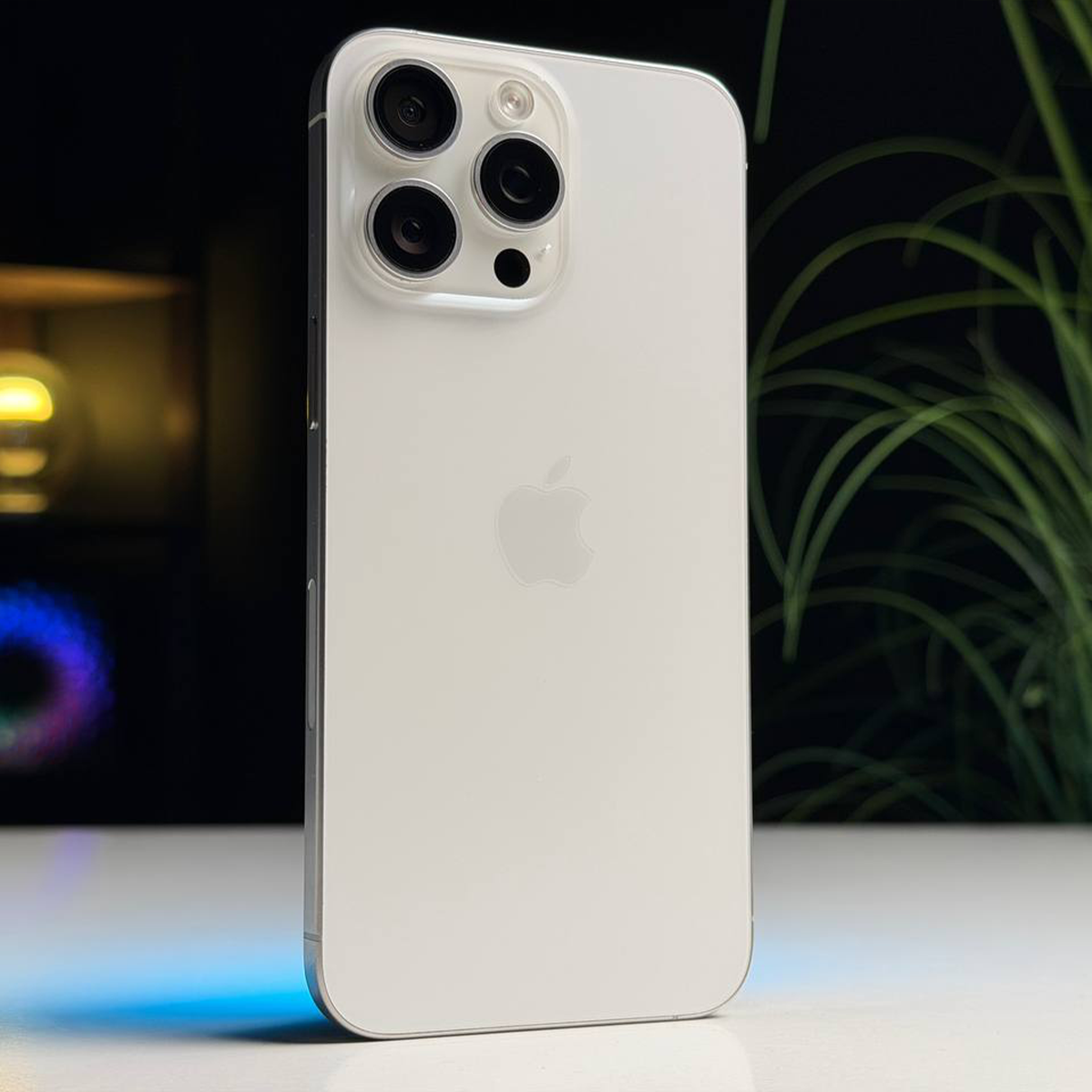 ВЖИВАНИЙ Б/У Apple iPhone 15 Pro Max 256GB White Titanium eSim (MU673) - Состояние: хороший | Аккумулятор: 100% | Комплектация: iPhone, кабель | Гарантия: 3 мес.
