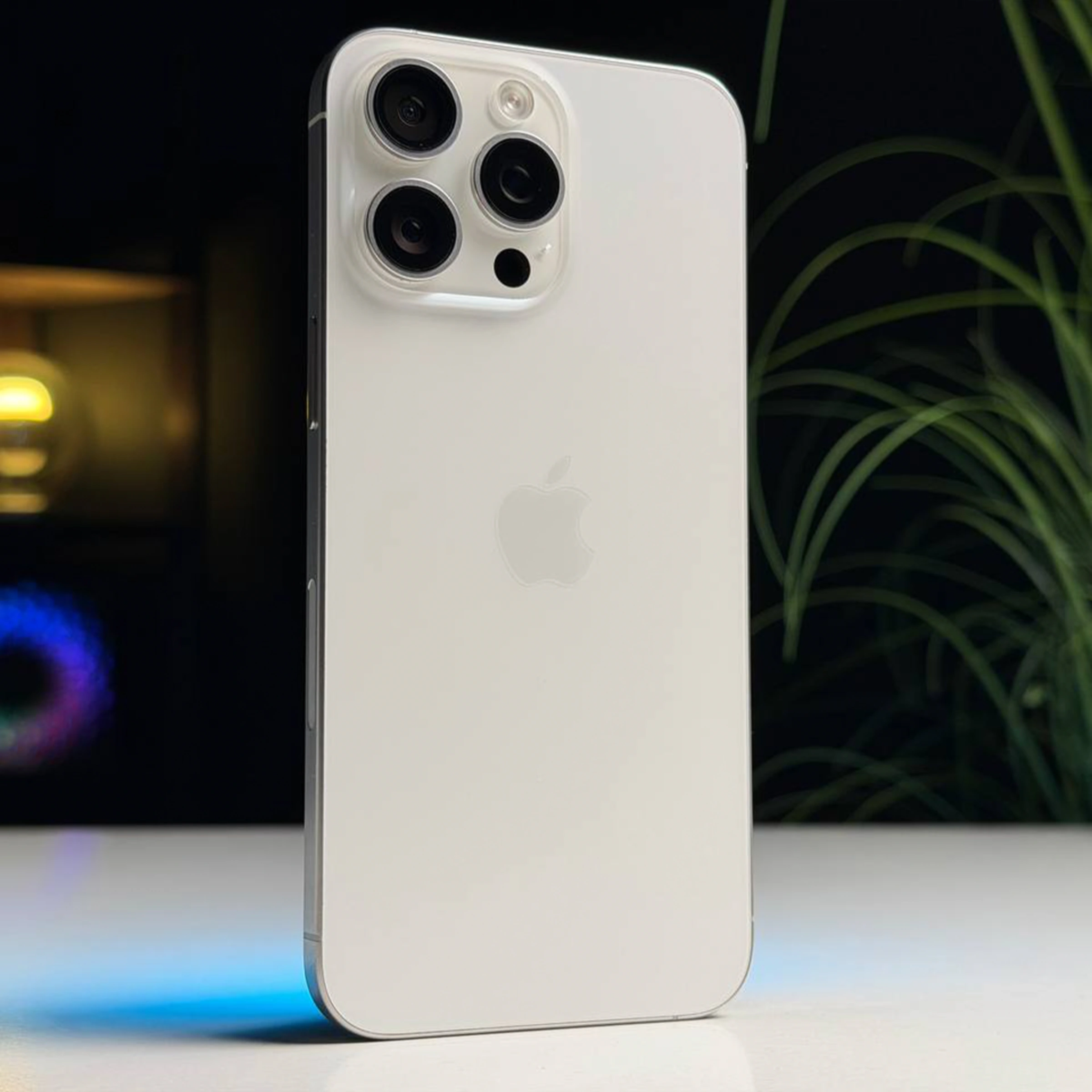 ВЖИВАНИЙ Б/У Apple iPhone 15 Pro Max 256GB White Titanium eSim (MU673) - Состояние: хороший | Аккумулятор: 100% | Комплектация: iPhone, кабель | Гарантия: 3 мес.