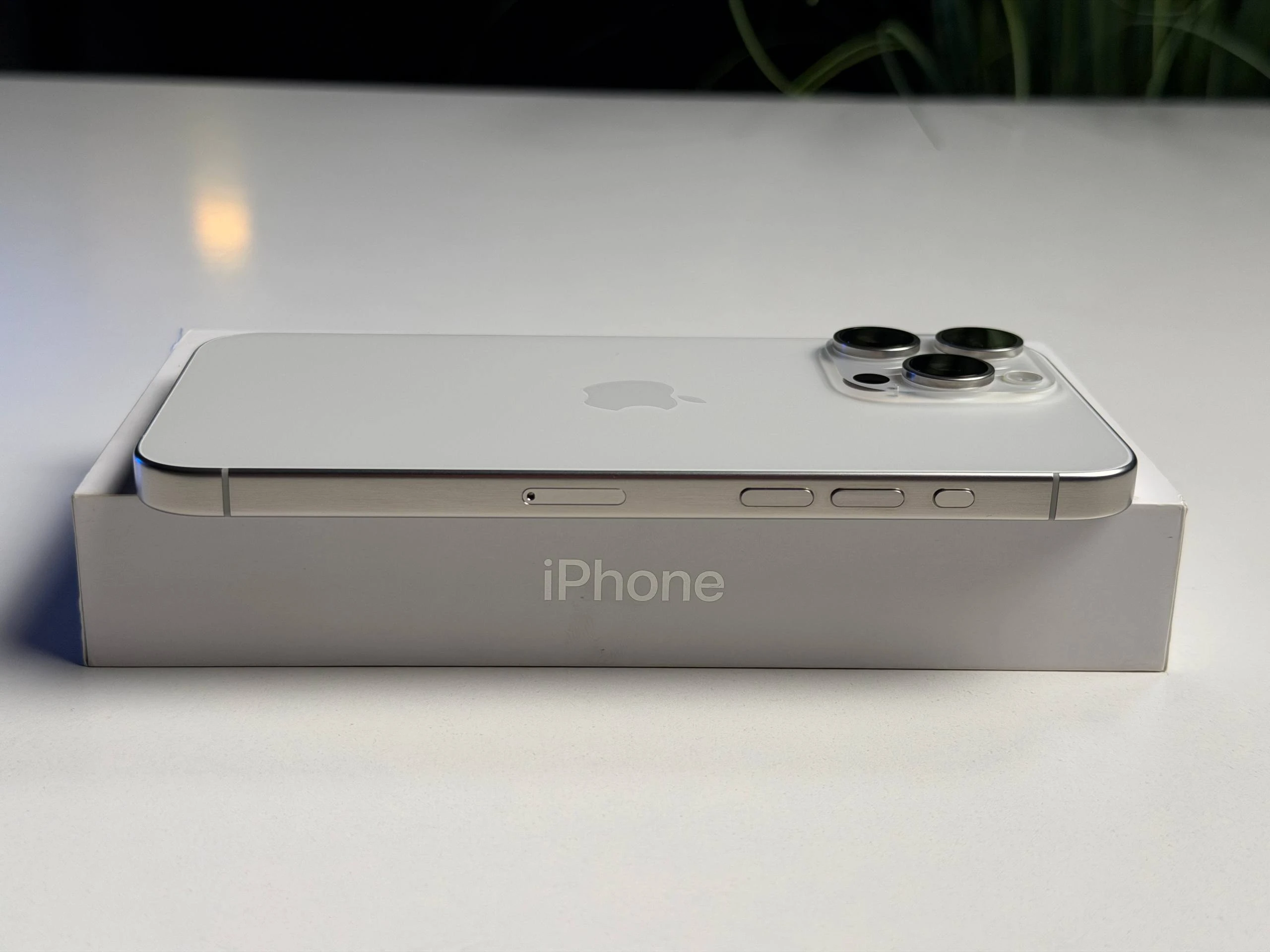 ВЖИВАНИЙ Б/У Apple iPhone 15 Pro Max 512GB White Titanium (MU7D3) - Состояние: хороший | Аккумулятор: 100% | Комплектация: полный | Гарантия: 3 мес.