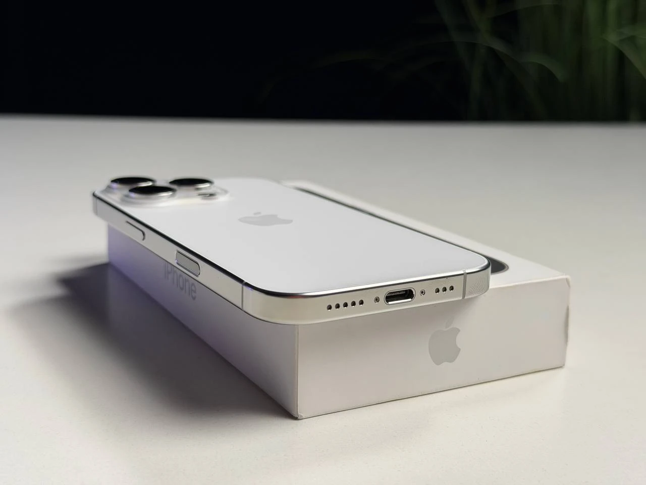 ВЖИВАНИЙ Б/У Apple iPhone 16 Pro 128GB eSim White Titanium (MYMA3) - Состояние: хороший | Аккумулятор: 90% | Комплектация: полный | Гарантия: 3 мес.