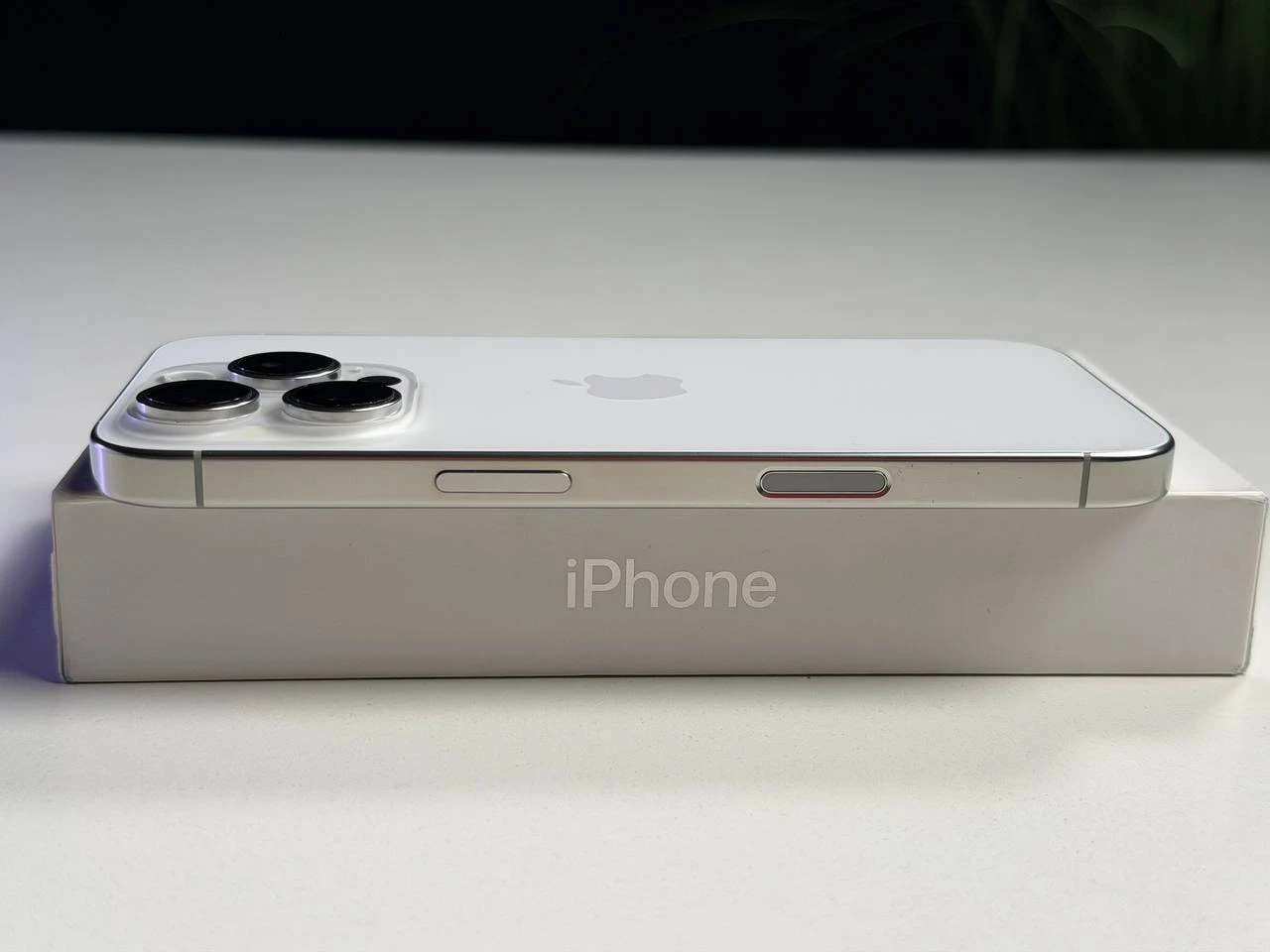 ВЖИВАНИЙ Б/У Apple iPhone 16 Pro 128GB eSim White Titanium (MYMA3) - Состояние: хороший | Аккумулятор: 90% | Комплектация: полный | Гарантия: 3 мес.