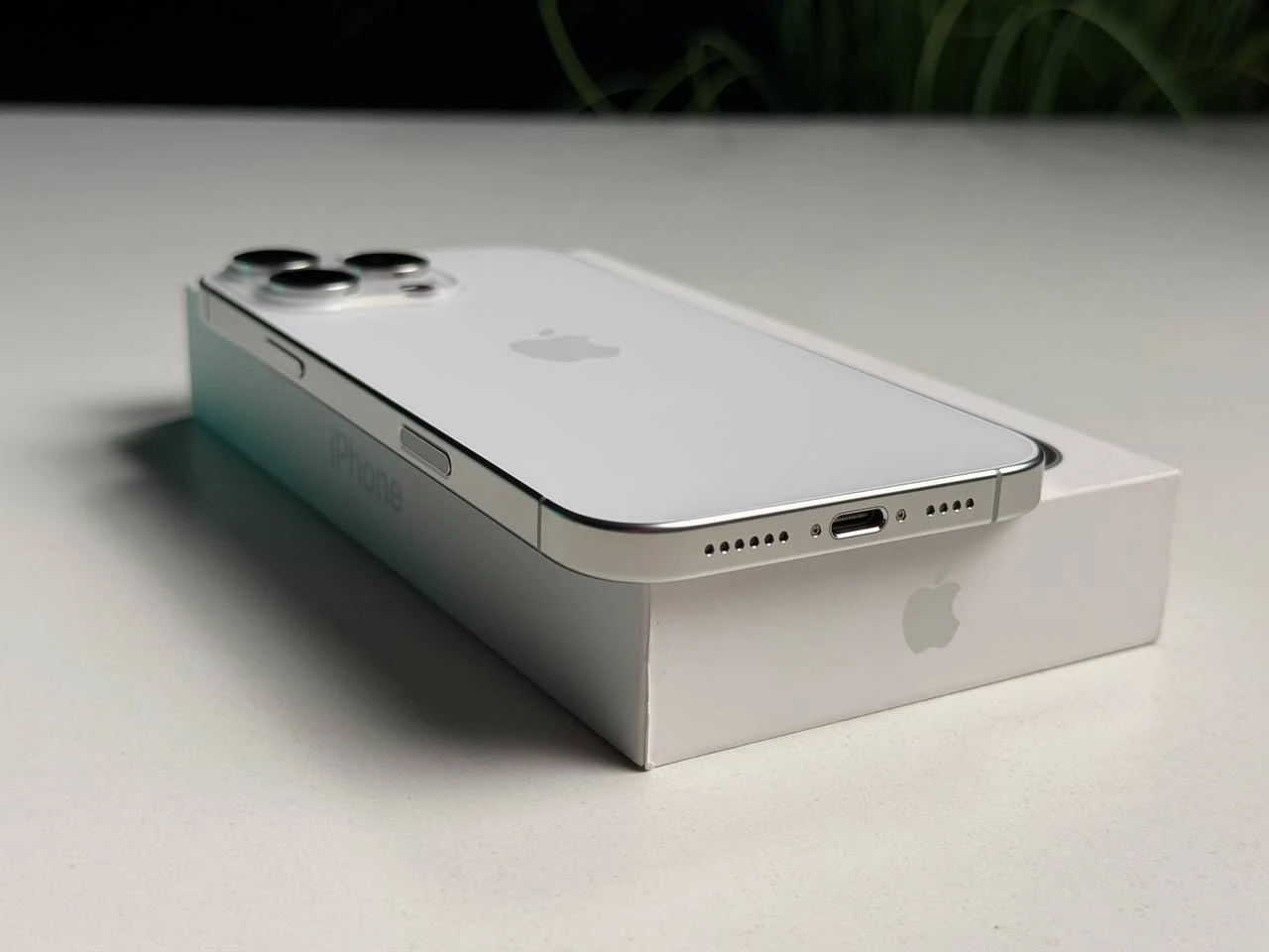 ВЖИВАНИЙ Б/У Apple iPhone 16 Pro Max 1TB White Titanium (MYX53) - Состояние: хороший | Аккумулятор: 93% | Комплектация: полный | Гарантия: 3 мес.