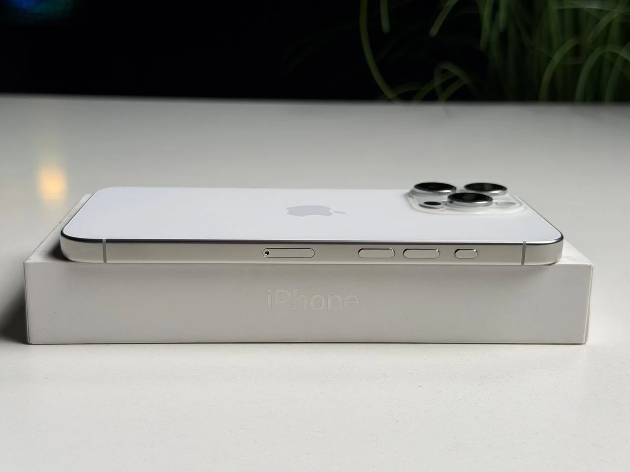 ВЖИВАНИЙ Б/У Apple iPhone 16 Pro Max 1TB White Titanium (MYX53) - Состояние: хороший | Аккумулятор: 93% | Комплектация: полный | Гарантия: 3 мес.