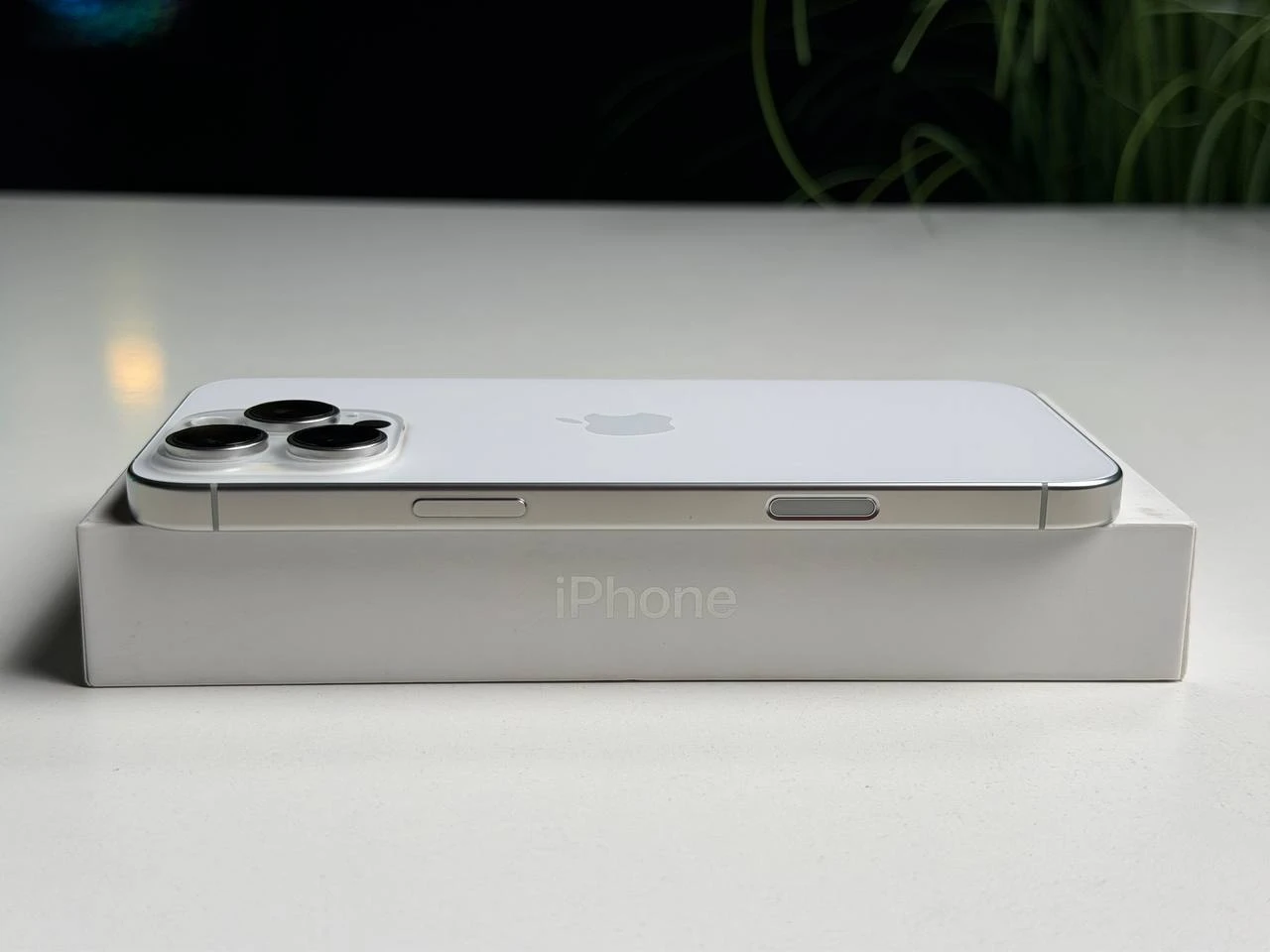 ВЖИВАНИЙ Б/У Apple iPhone 16 Pro Max 1TB White Titanium (MYX53) - Состояние: хороший | Аккумулятор: 93% | Комплектация: полный | Гарантия: 3 мес.