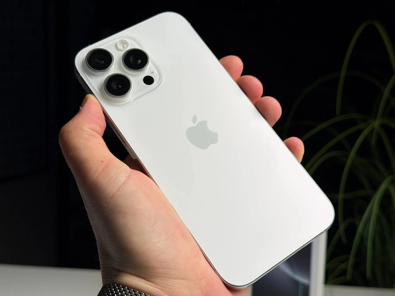 ВЖИВАНИЙ Б/У Apple iPhone 16 Pro Max 256GB White Titanium (MYWW3) - Состояние: удовлетворительный | Аккумулятор: 90% | Комплектация: полный | Гарантия: 3 мес.