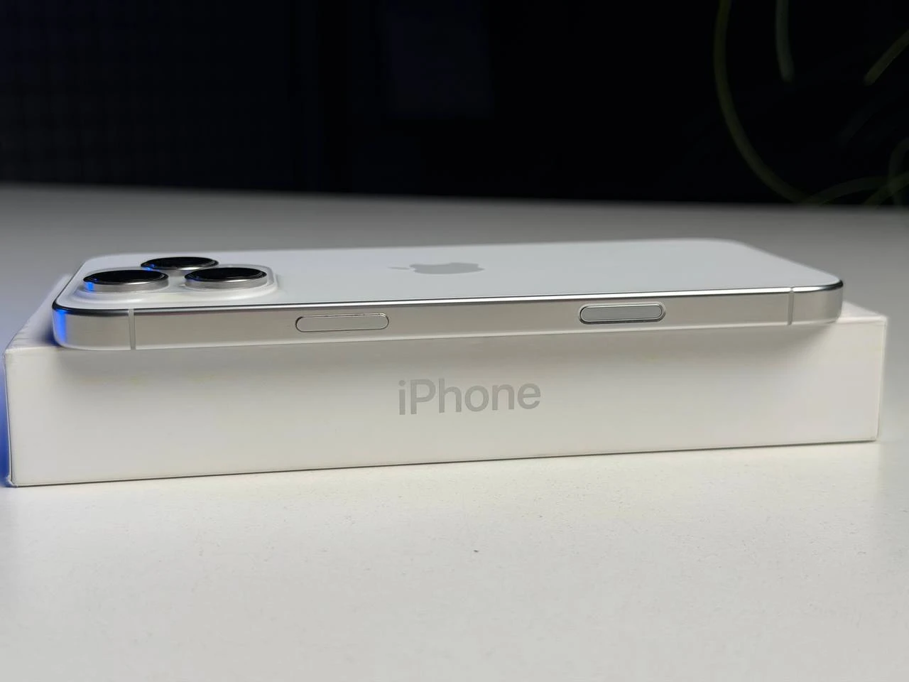 ВЖИВАНИЙ Б/У Apple iPhone 16 Pro Max 256GB White Titanium (MYWW3) - Состояние: удовлетворительный | Аккумулятор: 90% | Комплектация: полный | Гарантия: 3 мес.