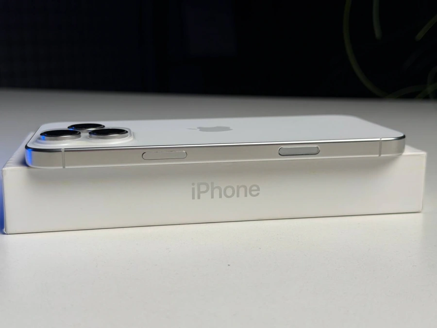 ВЖИВАНИЙ Б/У Apple iPhone 16 Pro Max 256GB White Titanium (MYWW3) - Состояние: удовлетворительный | Аккумулятор: 90% | Комплектация: полный | Гарантия: 3 мес.