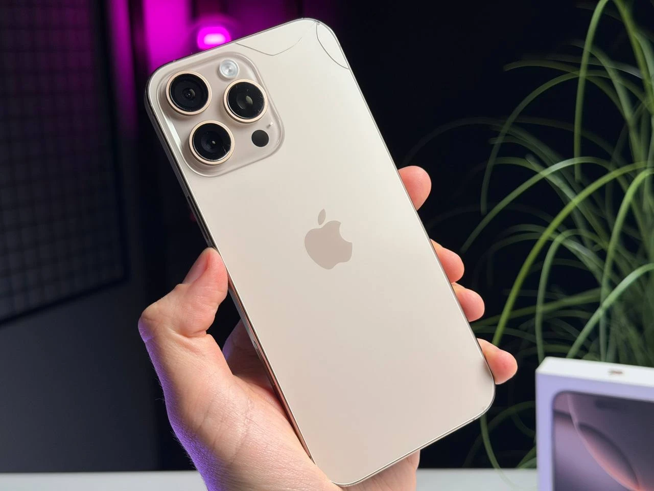 ВЖИВАНИЙ Б/У Apple iPhone 16 Pro Max 512GB Desert Titanium (MYX23) - Стан: задовільний | Акумулятор: 95% | Комплектація: повний | Гарантія: 3 міс.