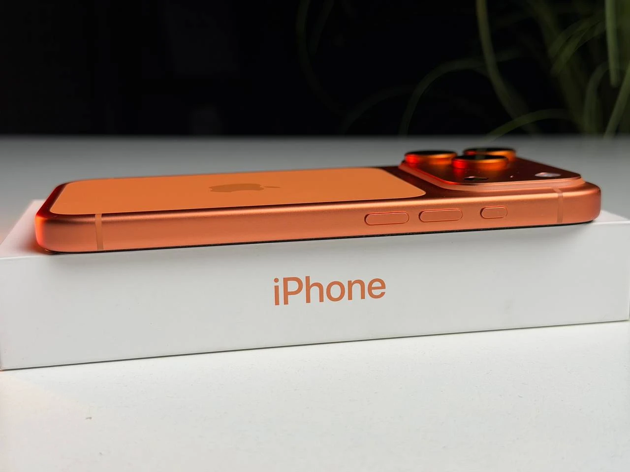 ВЖИВАНИЙ Б/У Apple iPhone 17 Pro 256GB eSim Cosmic Orange (MG7L4, MG864) - Состояние: идеальный | Аккумулятор: 100% | Комплектация: полный | Гарантия: 3 мес.