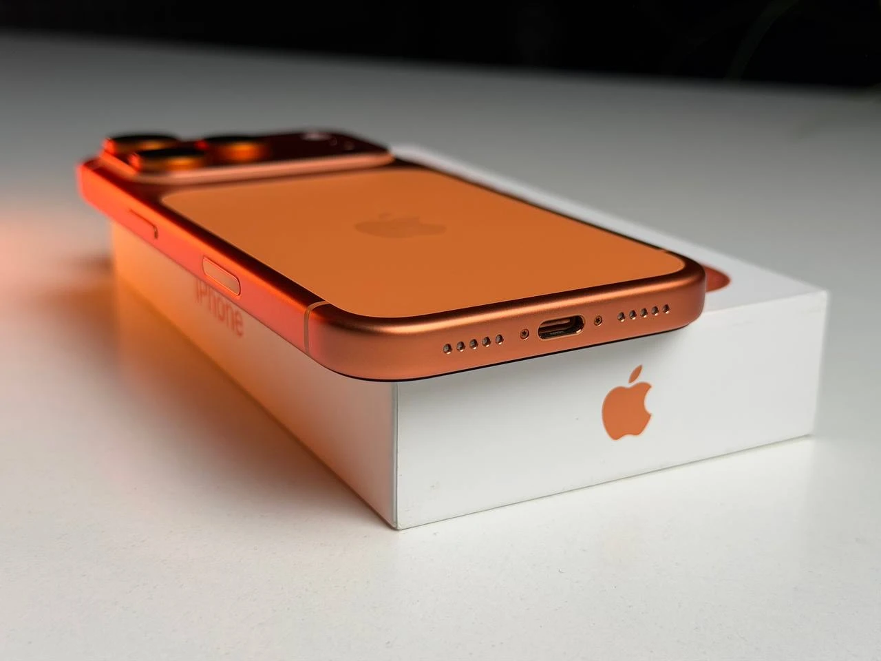 ВЖИВАНИЙ Б/У Apple iPhone 17 Pro 256GB eSim Cosmic Orange (MG7L4, MG864) - Состояние: идеальный | Аккумулятор: 100% | Комплектация: полный | Гарантия: 3 мес.