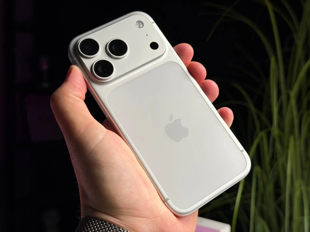 ВЖИВАНИЙ Б/У Apple iPhone 17 Pro 256GB Silver (MG8G4) - Состояние: хороший | Аккумулятор: 100% | Комплектация: полный | Гарантия: 3 мес.
