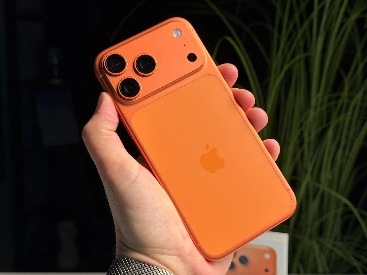 ВЖИВАНИЙ Б/У Apple iPhone 17 Pro Max 256GB Cosmic Orange (MFYN4) - Состояние: хороший | Аккумулятор: 100% | Комплектация: полный | Гарантія: 3 мес.
