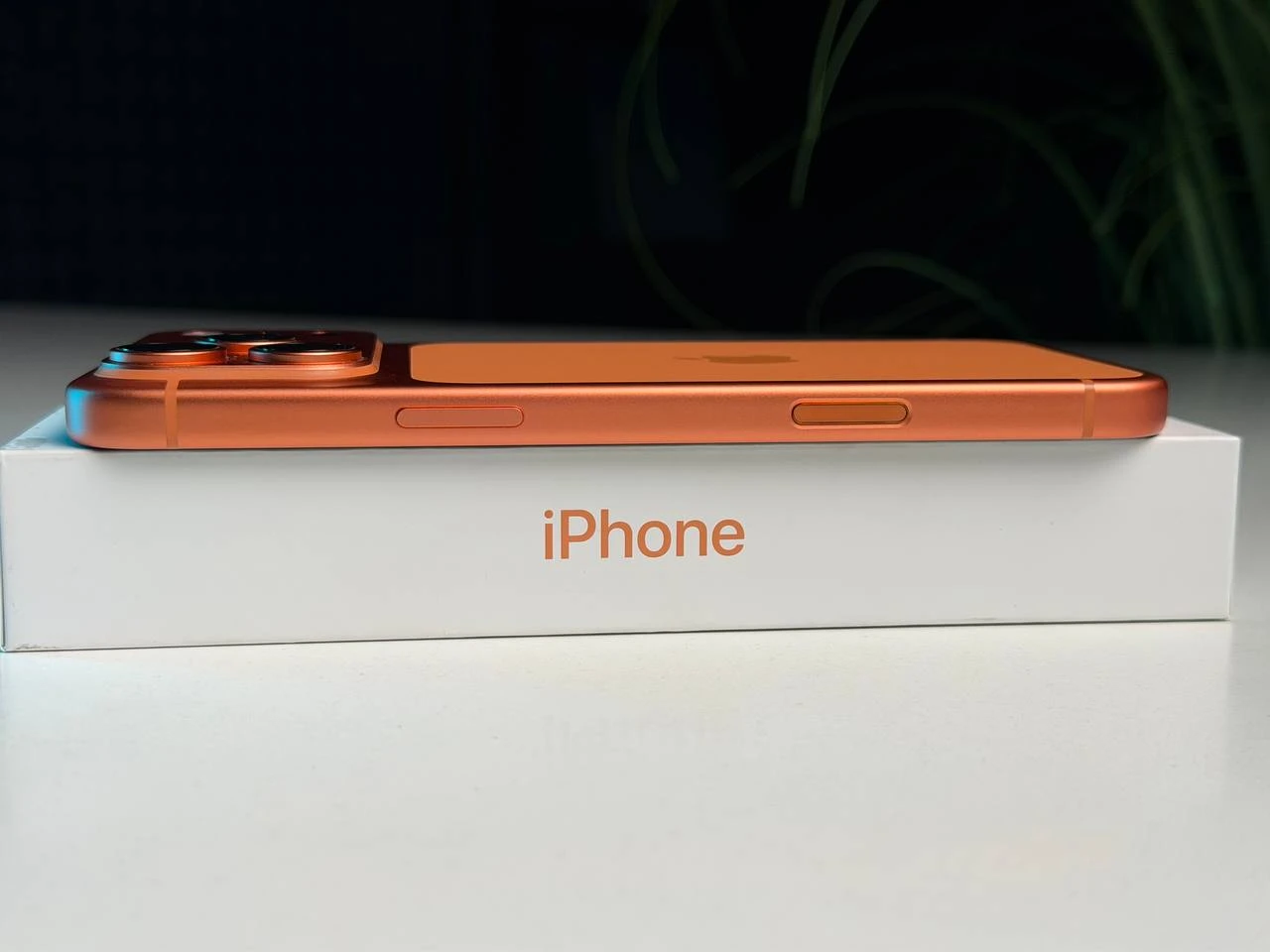 ВЖИВАНИЙ Б/У Apple iPhone 17 Pro Max 256GB Cosmic Orange (MFYN4) - Состояние: хороший | Аккумулятор: 100% | Комплектация: полный | Гарантія: 3 мес.
