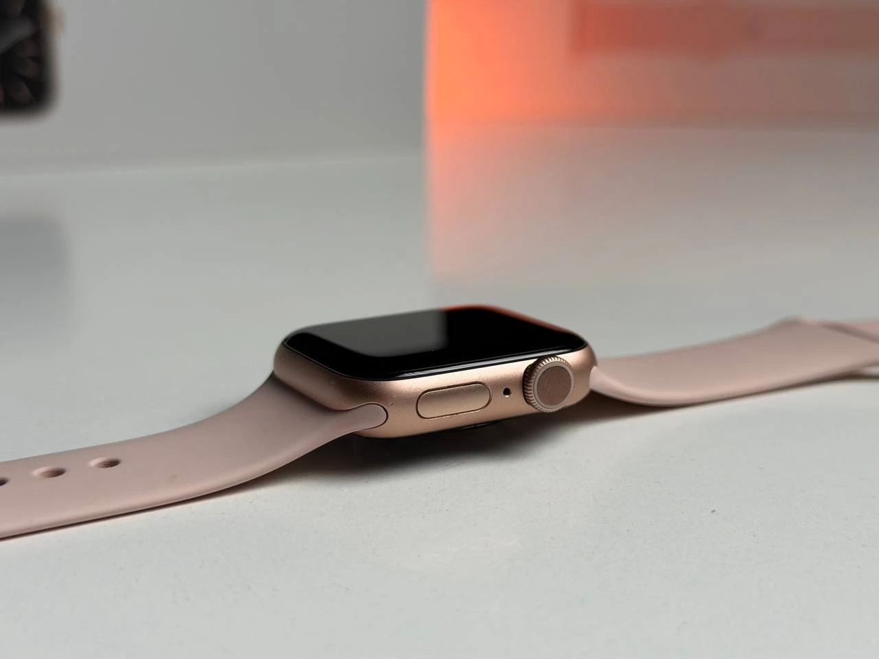 ВЖИВАНИЙ Б/У Apple Watch Series 6 GPS 40mm Gold Aluminum Case with Pink Sand Sport Band (MG123) - Состояние: хороший | Аккумулятор: 84% | Комплектация: полный | Гарантия: 3 мес.