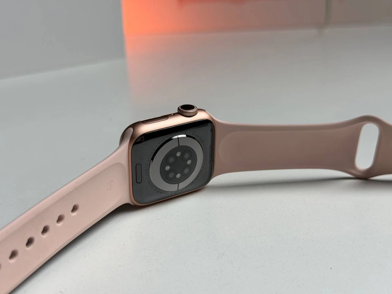 ВЖИВАНИЙ Б/У Apple Watch Series 6 GPS 40mm Gold Aluminum Case with Pink Sand Sport Band (MG123) - Состояние: хороший | Аккумулятор: 84% | Комплектация: полный | Гарантия: 3 мес.