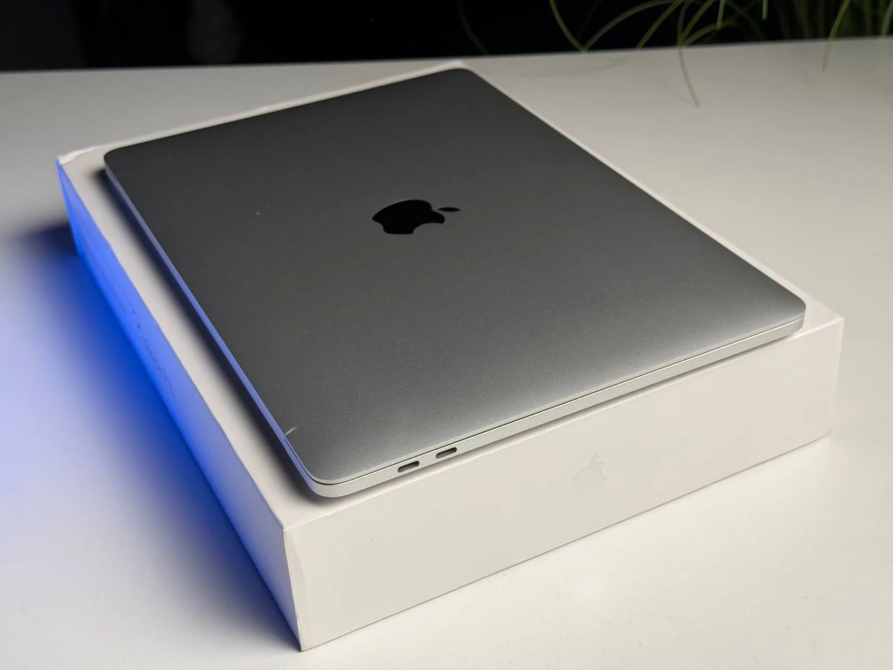 ВЖИВАНИЙ Б/У MacBook Pro 13" Silver М1/16GB/256SSD (Z11D0000K) 2020 - Состояние: хороший | Аккумулятор: 87% | Комплектация: полный | Гарантия: 3 мес.