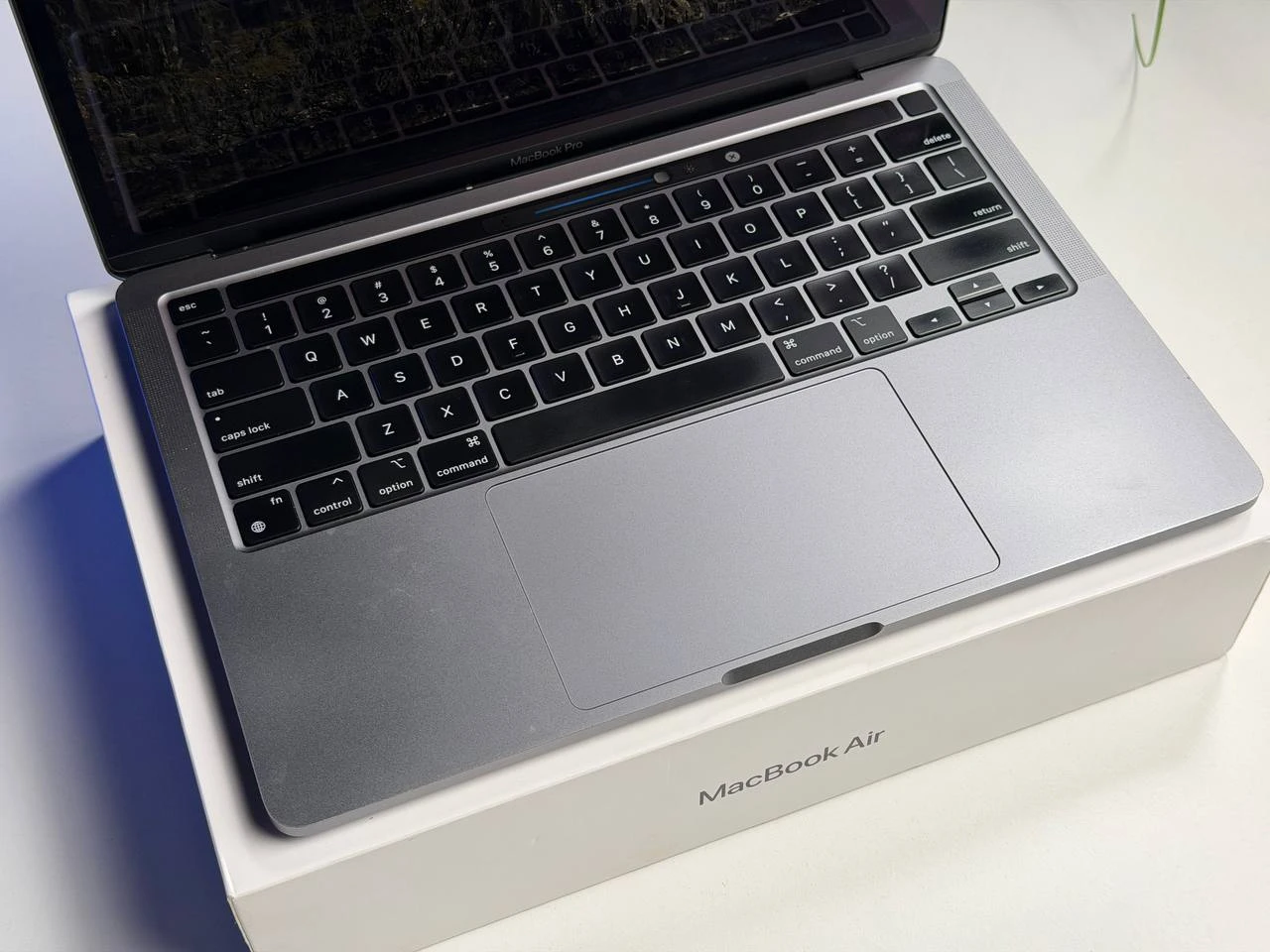 ВЖИВАНИЙ Б/У MacBook Pro 13" Space Gray 2022 M2/8GB/512SSD (MNEJ3) - Состояние: хороший | Аккумулятор: 83% | Комплектация: полный, без коробки | Гарантия: 3 мес.
