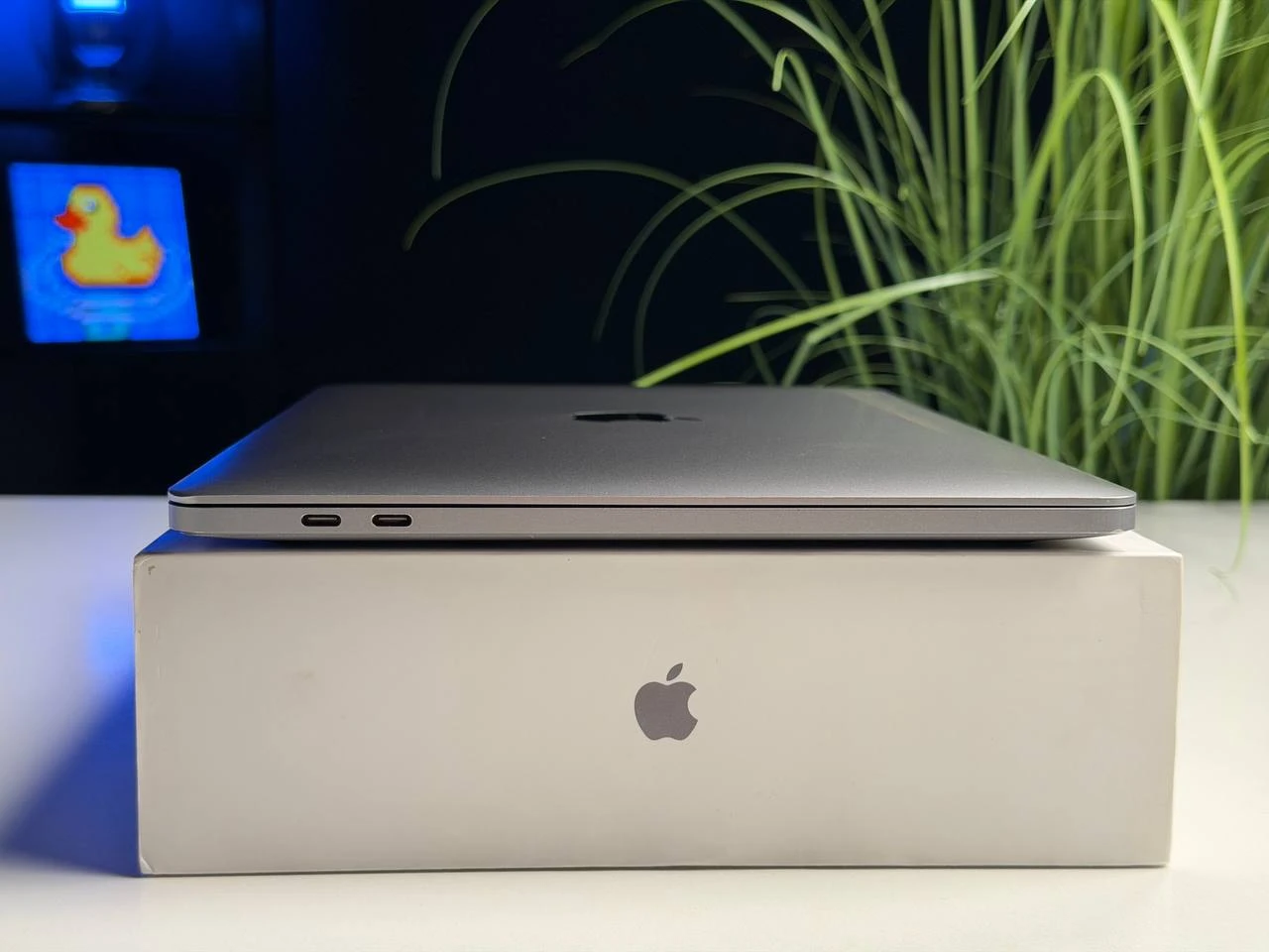 ВЖИВАНИЙ Б/У MacBook Pro 13" Space Gray 2022 M2/8GB/512SSD (MNEJ3) - Состояние: хороший | Аккумулятор: 83% | Комплектация: полный, без коробки | Гарантия: 3 мес.