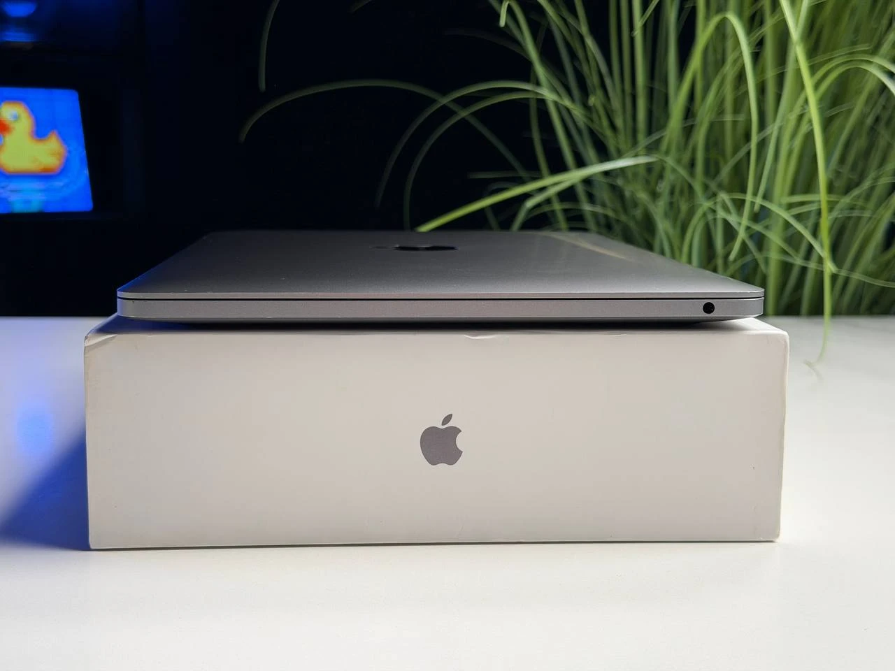 ВЖИВАНИЙ Б/У MacBook Pro 13" Space Gray 2022 M2/8GB/512SSD (MNEJ3) - Состояние: хороший | Аккумулятор: 83% | Комплектация: полный, без коробки | Гарантия: 3 мес.