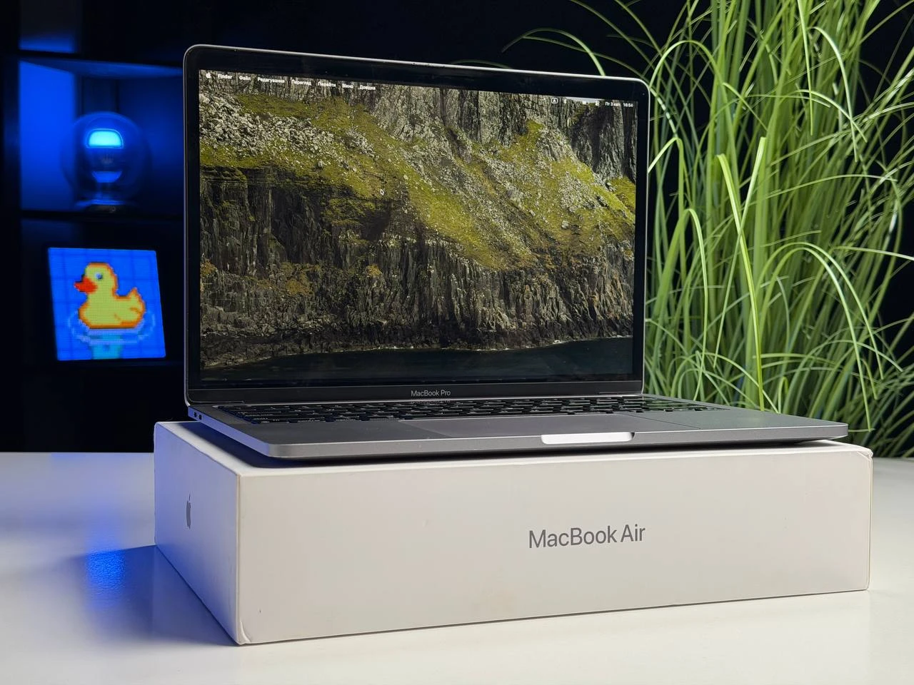 ВЖИВАНИЙ Б/У MacBook Pro 13" Space Gray 2022 M2/8GB/512SSD (MNEJ3) - Состояние: хороший | Аккумулятор: 83% | Комплектация: полный, без коробки | Гарантия: 3 мес.