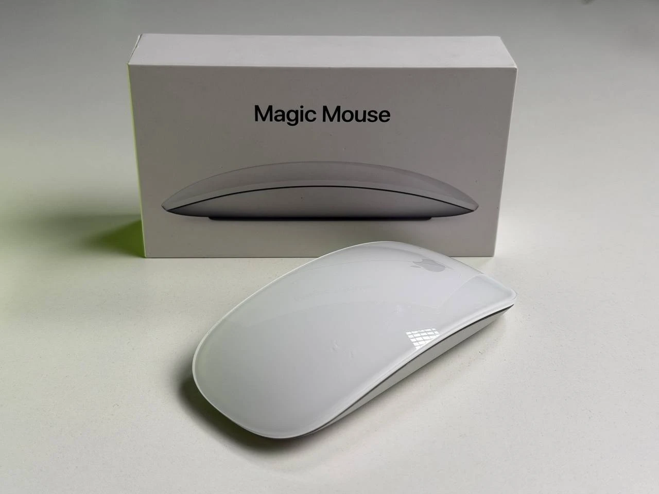 ВЖИВАНИЙ Б/У Миша Apple Magic Mouse [Lightning] - White Multi-Touch Surface (MK2E3) - Стан: гарний | Комплектація: мишка, коробка | Гарантія: 3 міс.