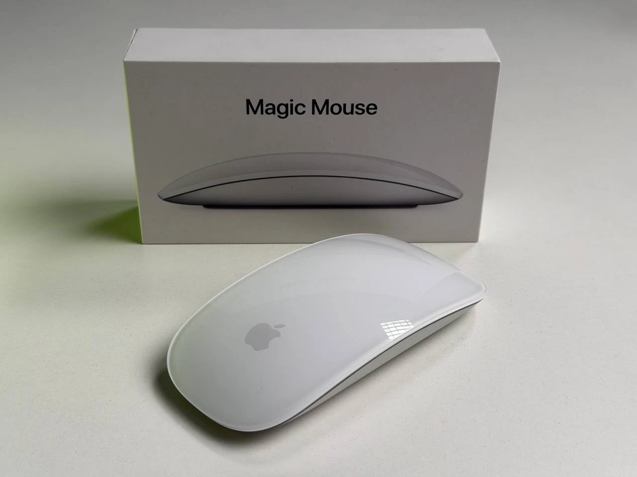 ВЖИВАНИЙ Б/У Миша Apple Magic Mouse [Lightning] - White Multi-Touch Surface (MK2E3) - Стан: гарний | Комплектація: мишка, коробка | Гарантія: 3 міс.
