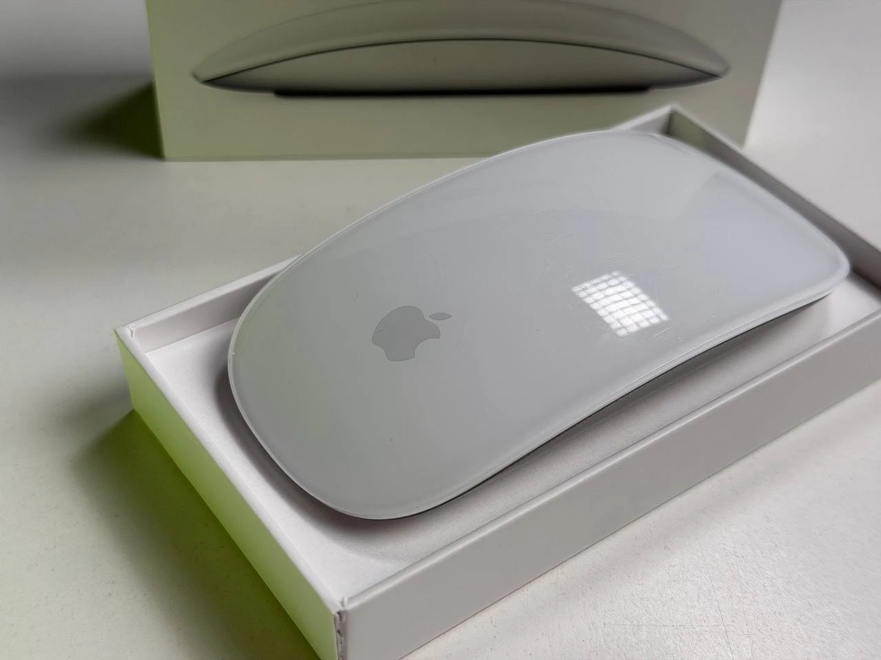 ВЖИВАНИЙ Б/У Миша Apple Magic Mouse [Lightning] - White Multi-Touch Surface (MK2E3) - Стан: гарний | Комплектація: мишка, коробка | Гарантія: 3 міс.