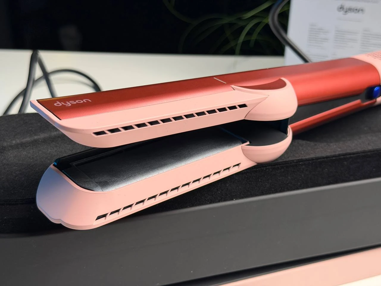 ВЖИВАНИЙ Б/У Выпрямитель для волос Dyson Airstrait HT01 - Strawberry Bronze/Blush Pink (560844-01) EU - Состояние: хороший | Комплектация: полный | Гарантия: 3 мес.