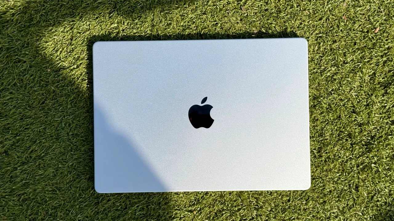 MacBook Pro OLED: ноутбуки Apple отримають масштабний редизайн