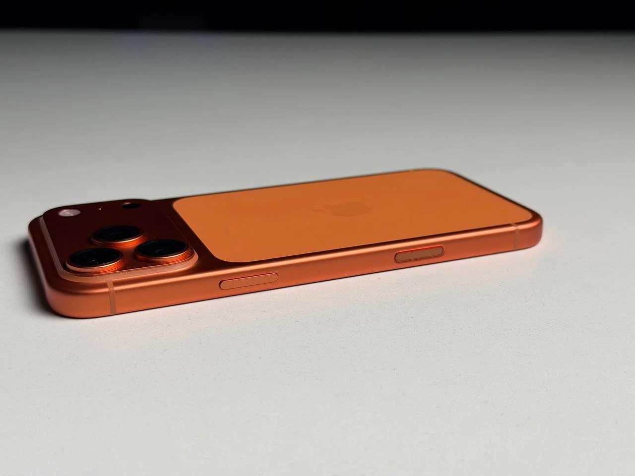 ВІТРИННИЙ Apple iPhone 17 Pro Max 2TB eSim Cosmic Orange (MFXT4, MFYK4) - Стан: гарний | Акумулятор: 100% | Комплектація: iPhone, кабель | Гарантія: 3 міс.