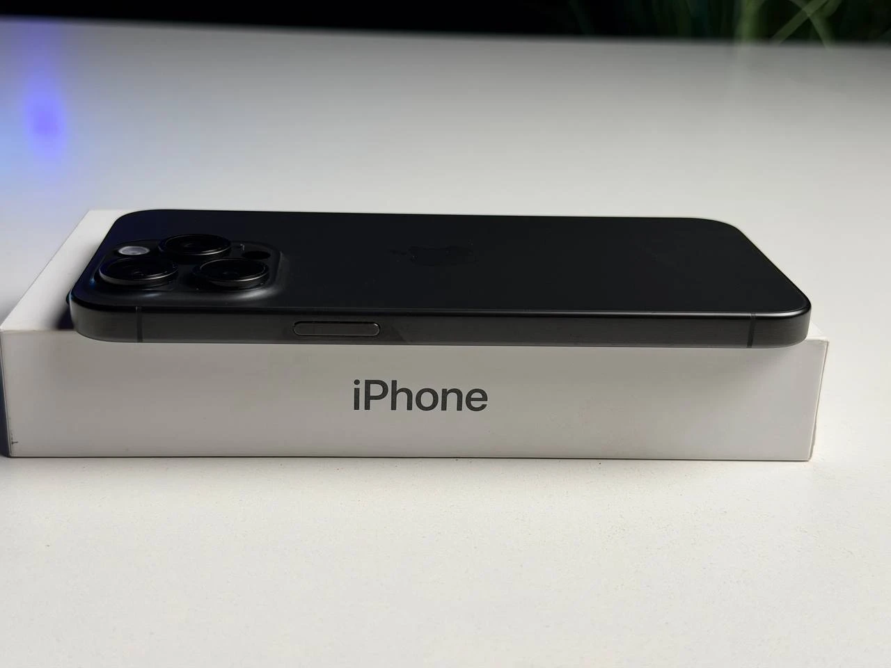 ВЖИВАНИЙ Б/У Apple iPhone 15 Pro Max 256GB Black Titanium (MU773) - Стан: гарний | Акумулятор: 90% | Комплектація: повний | Гарантія: 3 міс.