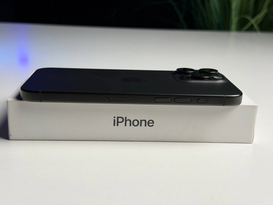 ВЖИВАНИЙ Б/У Apple iPhone 15 Pro Max 256GB Black Titanium (MU773) - Стан: гарний | Акумулятор: 90% | Комплектація: повний | Гарантія: 3 міс.