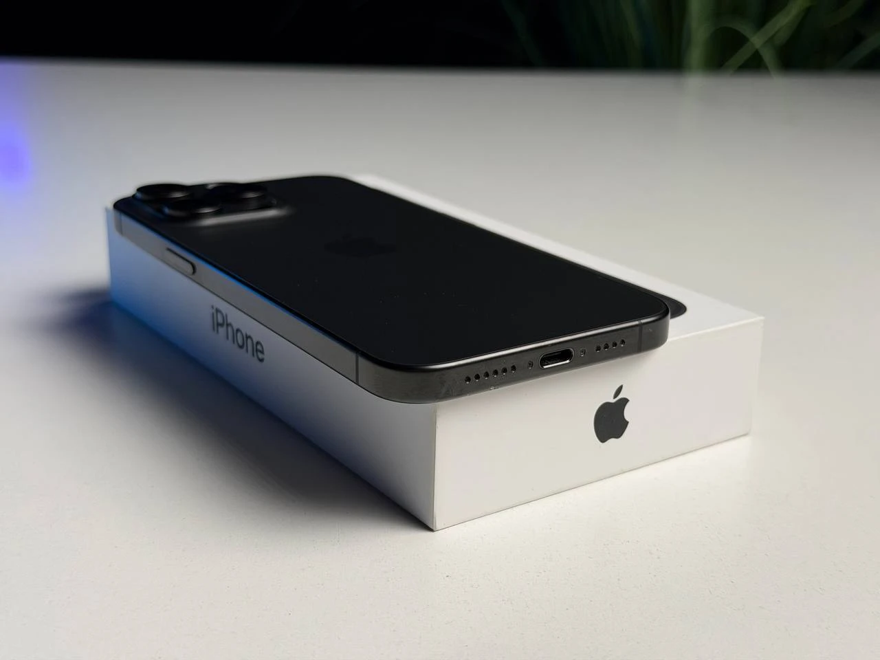 ВЖИВАНИЙ Б/У Apple iPhone 15 Pro Max 256GB Black Titanium (MU773) - Стан: гарний | Акумулятор: 90% | Комплектація: повний | Гарантія: 3 міс.