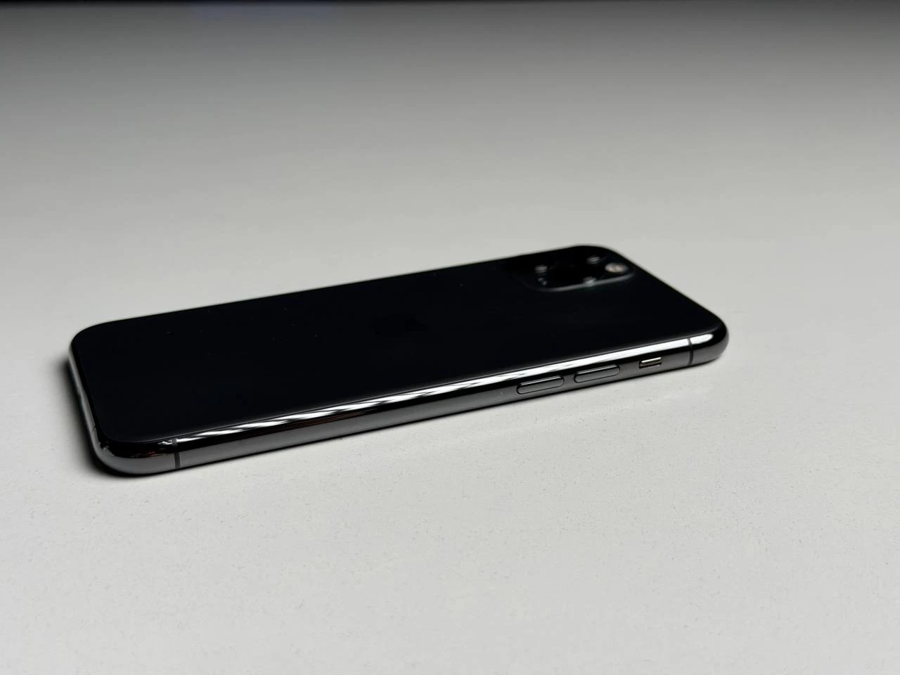 ВЖИВАНИЙ Б/У Apple iPhone 11 Pro 512GB Space Gray (MWCD2) - Состояние: хороший | Аккумулятор: 100% | Комплектация: iPhone, кабель | Гарантия: 3 мес.