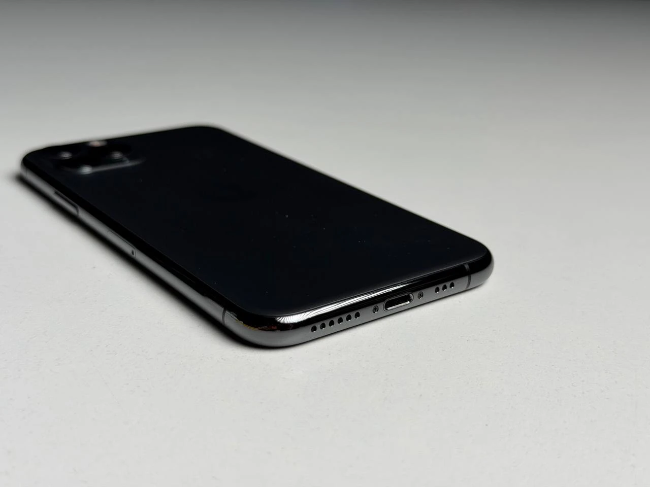 ВЖИВАНИЙ Б/У Apple iPhone 11 Pro 512GB Space Gray (MWCD2) - Состояние: хороший | Аккумулятор: 100% | Комплектация: iPhone, кабель | Гарантия: 3 мес.