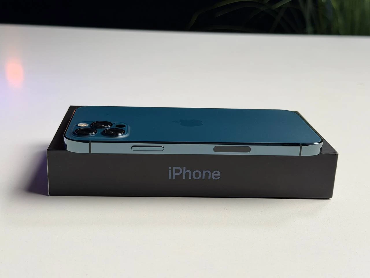 ВЖИВАНИЙ Б/У Apple iPhone 12 Pro 256GB Pacific Blue (MGLW3, MGMT3) - Стан: ідеальний | Акумулятор: 100% | Комплектація: повний | Гарантія: 3 міс.