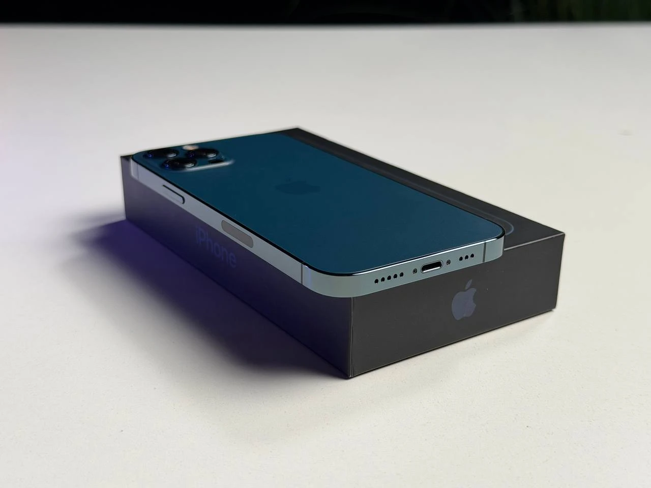 ВЖИВАНИЙ Б/У Apple iPhone 12 Pro 256GB Pacific Blue (MGLW3, MGMT3) - Стан: ідеальний | Акумулятор: 100% | Комплектація: повний | Гарантія: 3 міс.