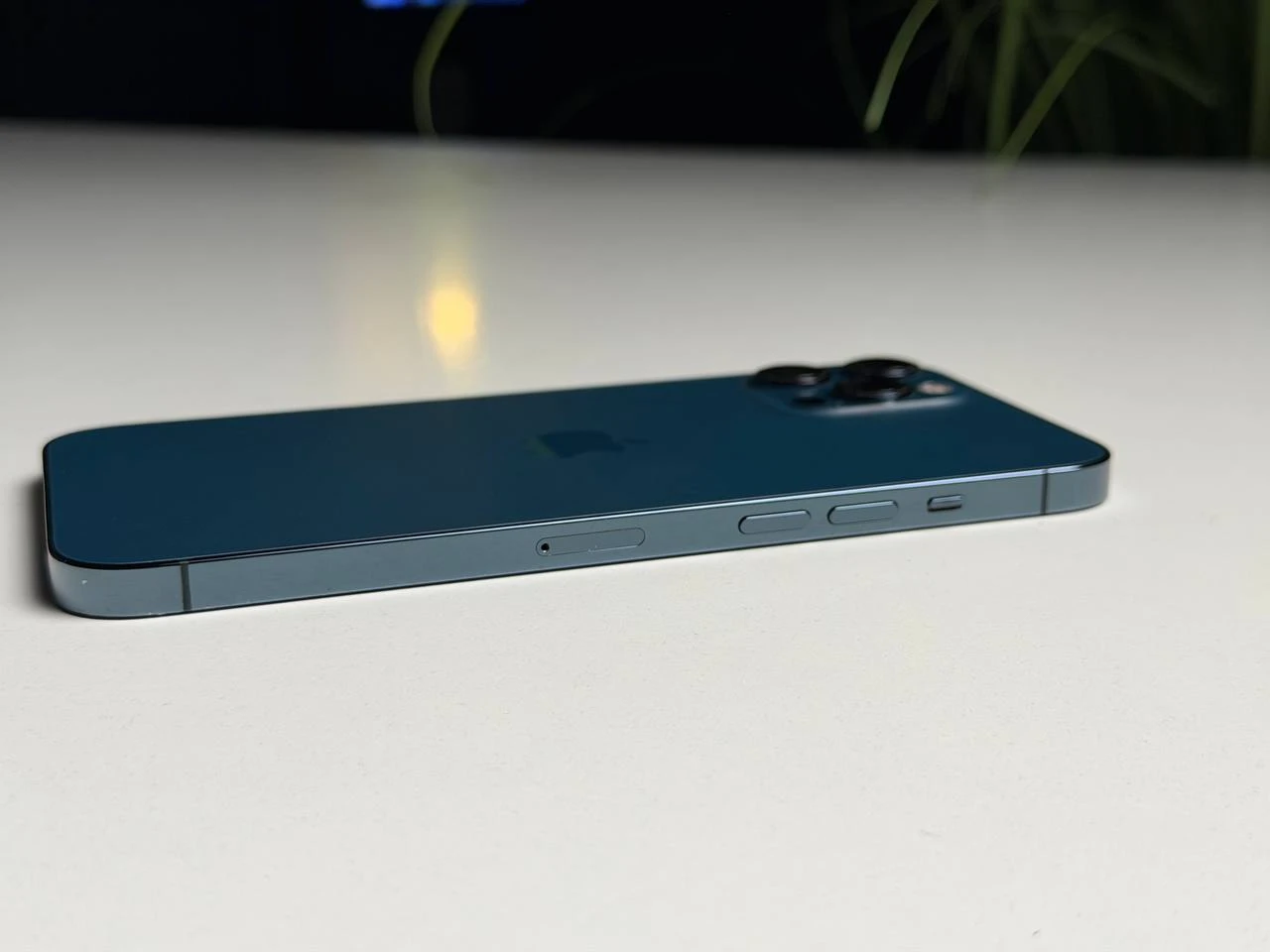 ВЖИВАНИЙ Б/У Apple iPhone 12 Pro Max 256GB Pacific Blue (MGCN3, MGDF3) - Стан: задовільний | Акумулятор: 100% | Комплектація: iPhone, кабель | Гарантія: 3 міс.