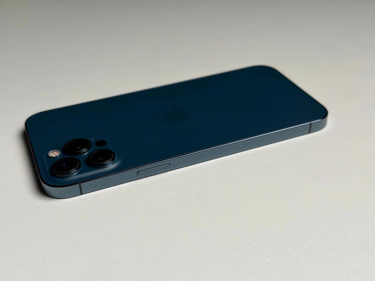 ВЖИВАНИЙ Б/У Apple iPhone 12 Pro Max 256GB Pacific Blue (MGCN3, MGDF3) - Стан: задовільний | Акумулятор: 100% | Комплектація: iPhone, кабель | Гарантія: 3 міс.