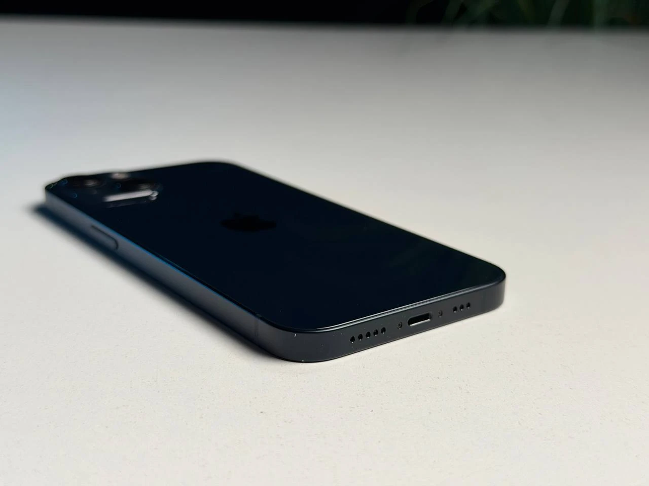 ВЖИВАНИЙ Б/У Apple iPhone 13 256GB Midnight (MLMU3, MLQ63) - Стан: гарний | Акумулятор: 100% | Комплектація: iPhone, кабель | Гарантія: 3 міс.