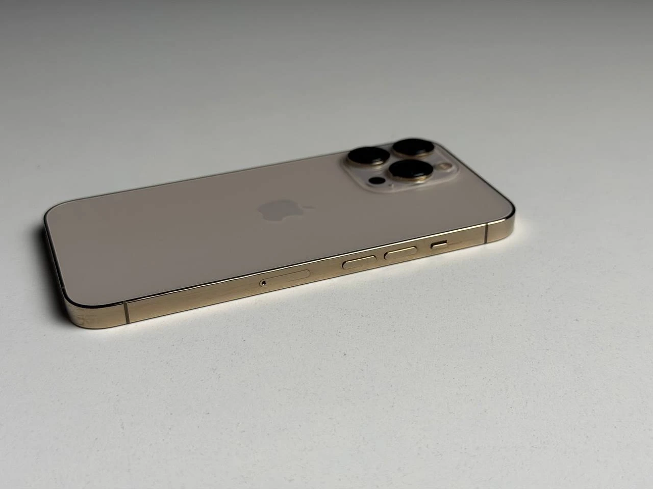 ВЖИВАНИЙ Б/У Apple iPhone 13 Pro 128GB Gold (MLTR3, MLVC3) - Состояние: хороший | Аккумулятор: 100% | Комплектация: iPhone, кабель | Гарантия: 3 мес.