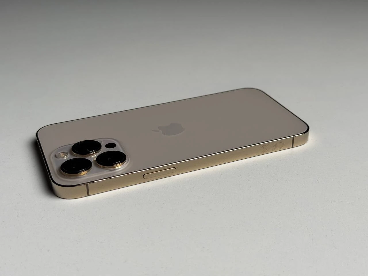ВЖИВАНИЙ Б/У Apple iPhone 13 Pro 128GB Gold (MLTR3, MLVC3) - Состояние: хороший | Аккумулятор: 100% | Комплектация: iPhone, кабель | Гарантия: 3 мес.