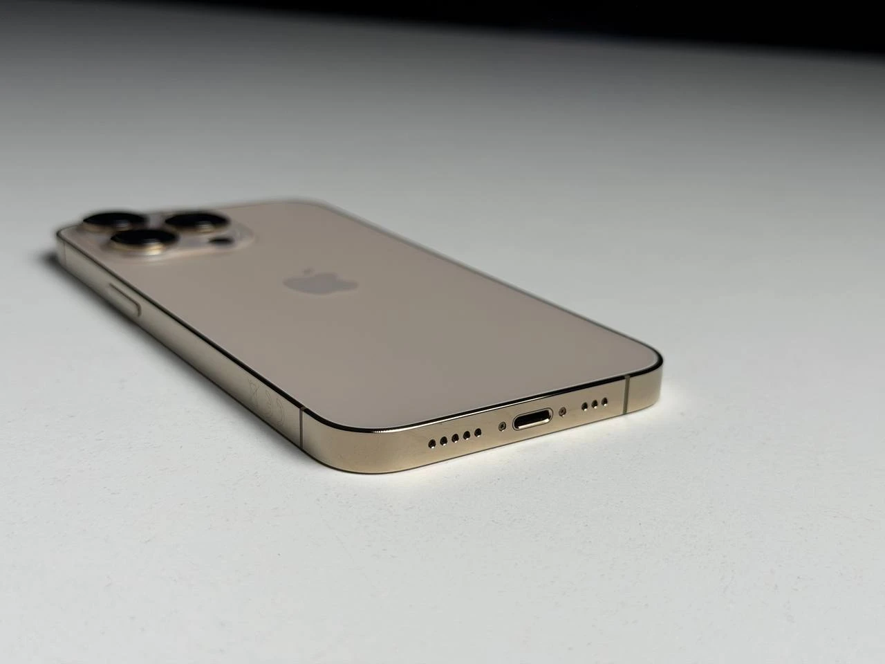ВЖИВАНИЙ Б/У Apple iPhone 13 Pro 128GB Gold (MLTR3, MLVC3) - Состояние: хороший | Аккумулятор: 100% | Комплектация: iPhone, кабель | Гарантия: 3 мес.